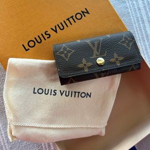 Louis Vuitton 6-key ring holder (NEW)